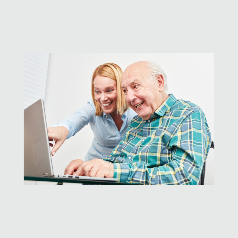 alt="Assistance informatique pour senior à domicile à Carcassonne - Service à la personne"
