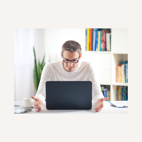 alt="Assistance informatique pour senior à domicile à Carcassonne - Service à la personne"
